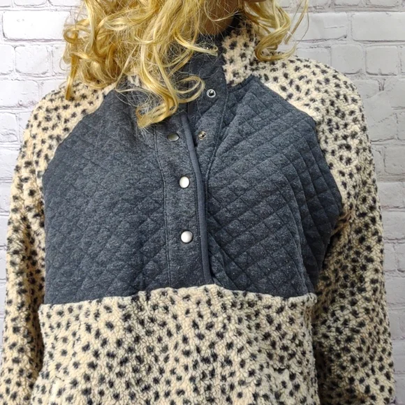 Maurices Medium cream and gray 1/2 button up top - Picture 3 of 9